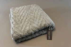 NANI Strickdecke, Unikat, vegan, handgemacht, hellgrau, Fischgrät